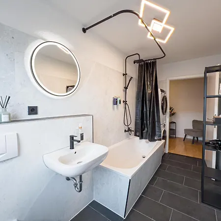 Rathausblick - moderne Mit 2 Schlafzimmern, Kueche, Bad, Waschmaschine & Trockner Mitten In Der Innenstadt Apartment